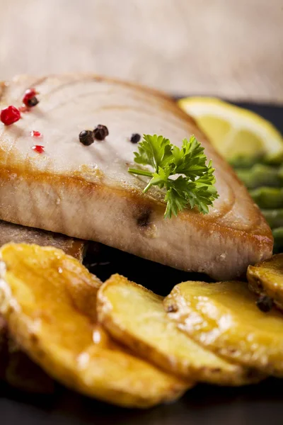 Grilled Tuna Steak Served Asparagus Roasted Zmieniakami Black Plate — Stock Photo, Image