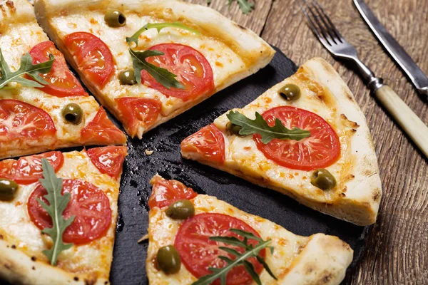 Pizza Vegetariana Piatto Pietra Prova Nera Con Pomodori Freschi Olive — Foto Stock