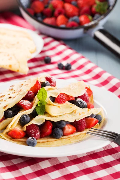 Délicieuses Crêpes Aux Framboises Bleuets Fraises Saupoudrer Sucre Poudre — Photo