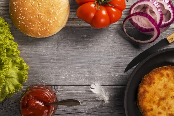 Burger Poulet Fait Maison Avec Laitue Tomate Oignon Sur Planche — Photo