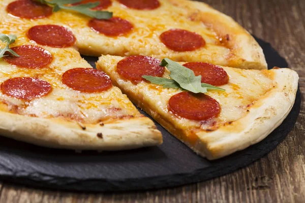 Pizza Peperoni Taş Siyah Deneyin Roket Mozzarella Peyniri Ile — Stok fotoğraf