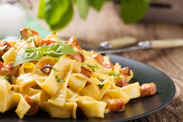 Pasta Carbonara Con Tocino Albahaca Queso —  Fotos de Stock