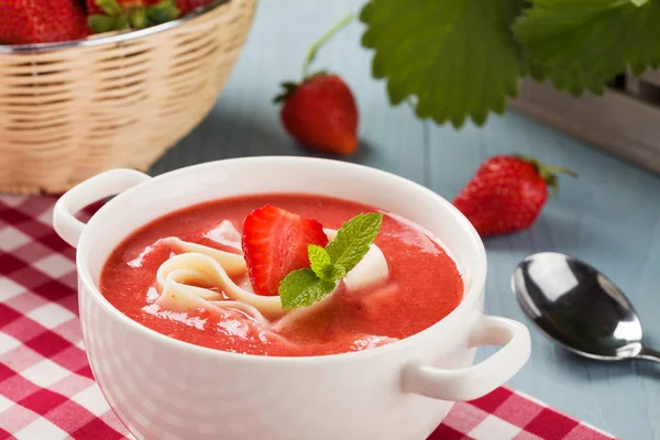 Sopa Casera Con Fresas Servido Con Fideos Los Calurosos Días —  Fotos de Stock