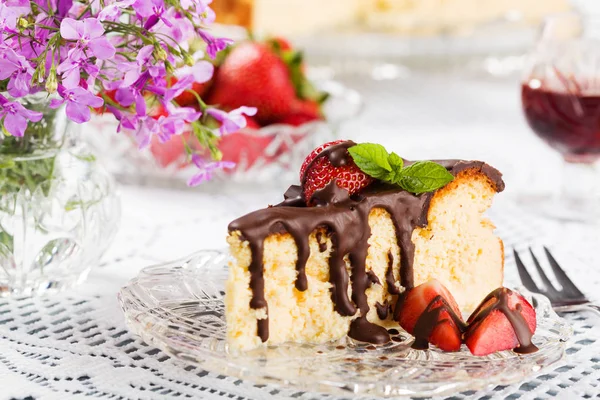 Torta Formaggio Fatta Casa Con Fragole Inzuppate Cioccolato Servita Con — Foto Stock