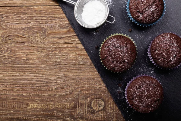 Muffins Chocolate Com Açúcar Gelado Uma Bandeja Pedra — Fotografia de Stock