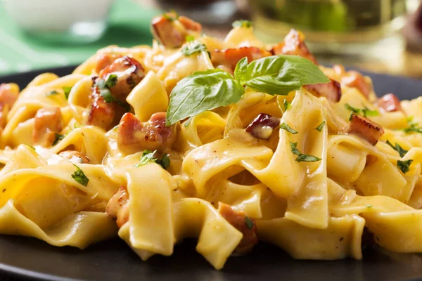 Makarna Carbonara Sosis Fesleğen Peynir Ile — Stok fotoğraf