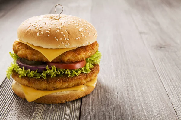 Zelfgemaakte Kip Hamburger Met Kaas Sla Tomaat Een Houten Bord — Stockfoto