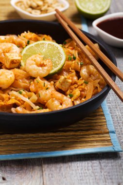 Tayland'ın Millî yemekleri, tavada kızartılmış Pirinç Noodle. Pad Thai