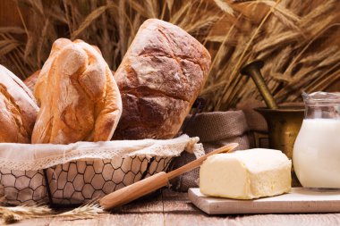 Taze ekmek, tahıl ve tahıl ahşap tahta üzerinde kompozisyon.