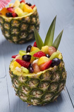 Taze meyve salatası kaseler taze ananas ile servis