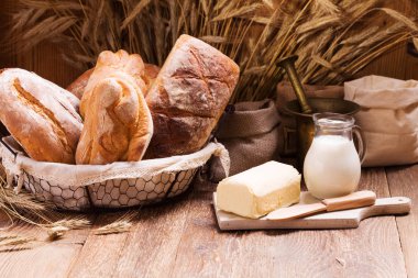 Taze ekmek, tahıl ve tahıl ahşap tahta üzerinde kompozisyon.