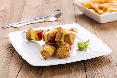 Ananas, biber ve soğan kızarmış patates ve sebze salatası ile servis tavuk şiş ızgara