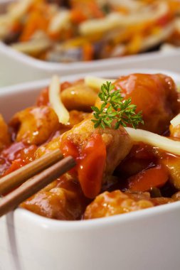 Hamuru tatlı ve ekşi soslu kızarmış tavuk parçaları