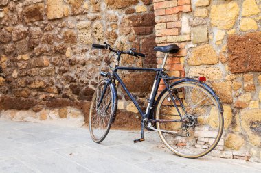 Kentin Sorano, İtalya'nın eski sokaklarında eski bisiklet