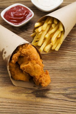 Nuggets ve bir dalış bir ahşap tahta üzerinde bir kağıt torba servis fişleri