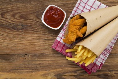 Nuggets ve bir dalış bir ahşap tahta üzerinde bir kağıt torba servis fişleri