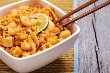 Tayland'ın Millî yemekleri, tavada kızartılmış Pirinç Noodle. Pad Thai