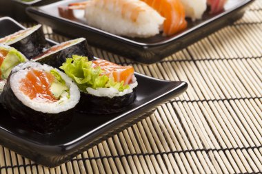 Suşi - hosomaki somon, avokado ve pirinç ile kompozisyon 