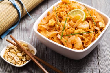 Tayland'ın Millî yemekleri, tavada kızartılmış Pirinç Noodle. Pad Thai