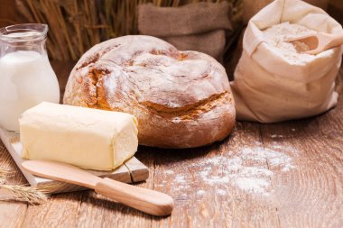 Taze ekmek, tahıl ve tahıl ahşap tahta üzerinde kompozisyon.