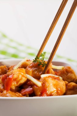 Hamuru tatlı ve ekşi soslu kızarmış tavuk parçaları