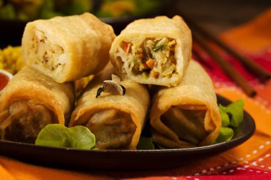 Bölümü spring rolls sebze ve sos ile bir tabak pirinç pişmiş.