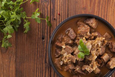 Hazırlama sığır eti güveç - ahşap arka plan