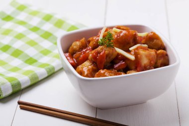 Hamuru tatlı ve ekşi soslu kızarmış tavuk parçaları