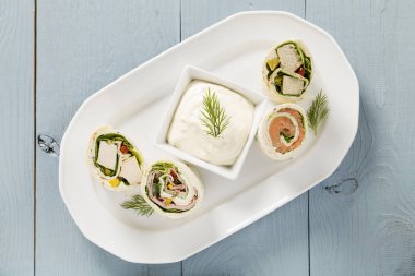 Bir tabakta karışımı jambon, tavuk, somon ve yengeç ile tamamladı