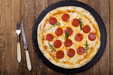 Pizza peperoni taş siyah deneyin roket ve mozzarella peyniri ile