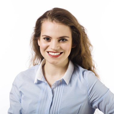 Güzel bir gülümseyen genç kadın portresi beyaz zemin üzerinde mavi bir gömlek giymiş