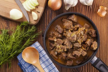 Hazırlama sığır eti güveç - ahşap arka plan