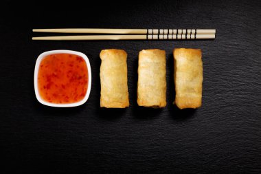 Derin, pirinç ve sebzeler, siyah bir plaka üzerinde pişmiş böreği