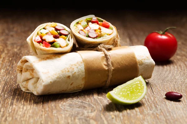 Burritos Envolve Frango Feijão Legumes Bordo Madeira — Fotografia de Stock