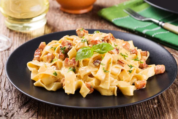 Makaron Carbonara Boczkiem Bazylia Serem — Zdjęcie stockowe