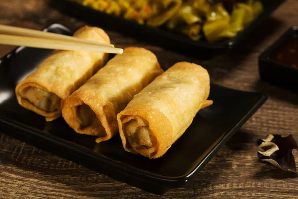 Gebakken Loempia Met Groenten Een Zwarte Plaat — Stockfoto