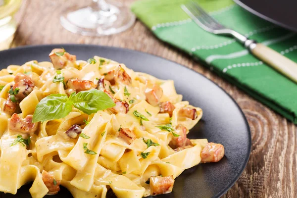 Těstoviny Carbonara Slaninou Bazalkou Sýrem — Stock fotografie