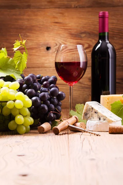 Verre Vin Rouge Servi Avec Des Raisins Fromage Sur Fond — Photo