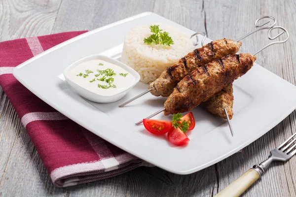 Kofta Alla Griglia Kebeb Con Riso Verdure Piatto Focus Selettivo — Foto Stock