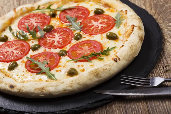 Pizza Vegetarisk Plattan Sten Svart Försök Med Färska Tomater Och — Stockfoto