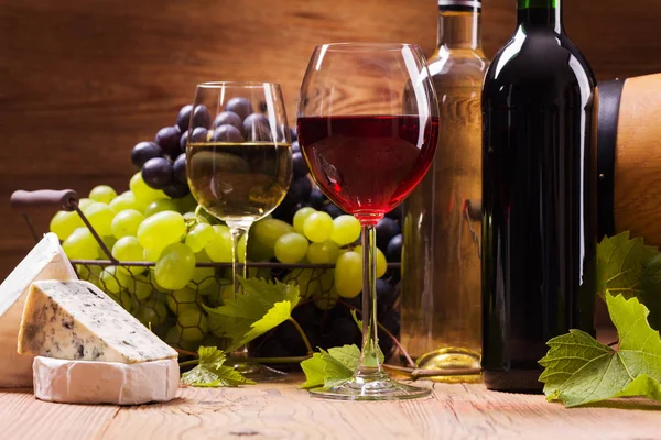 Glas Rött Och Vitt Vin Serveras Med Vindruvor Och Ost — Stockfoto