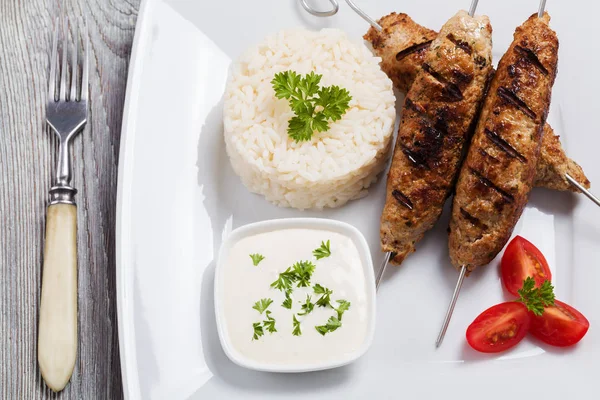 Kofta Alla Griglia Kebeb Con Riso Verdure Piatto Focus Selettivo — Foto Stock