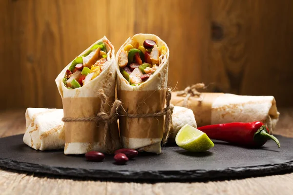 Burrito Tamamladı Tavuk Fasulye Ahşap Tahta Üzerinde Sebze Ile — Stok fotoğraf