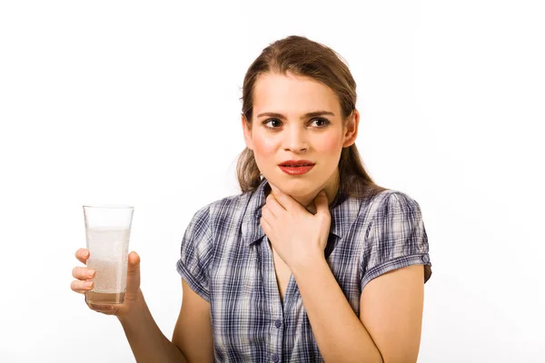 Eine Junge Frau Mit Einem Mittel Gegen Schmerzen Weißer Hintergrund — Stockfoto