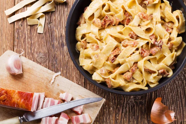 Makarna Carbonara Sosis Fesleğen Peynir Ile — Stok fotoğraf