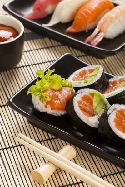 Composizione Del Sushi Hosomaki Con Salmone Avocado Riso — Foto Stock