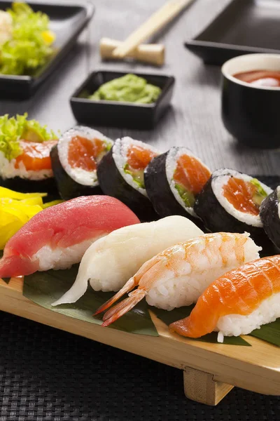 Composizione Del Sushi Nigiri Con Tonno Salmone Gamberetti Butterfish Riso — Foto Stock