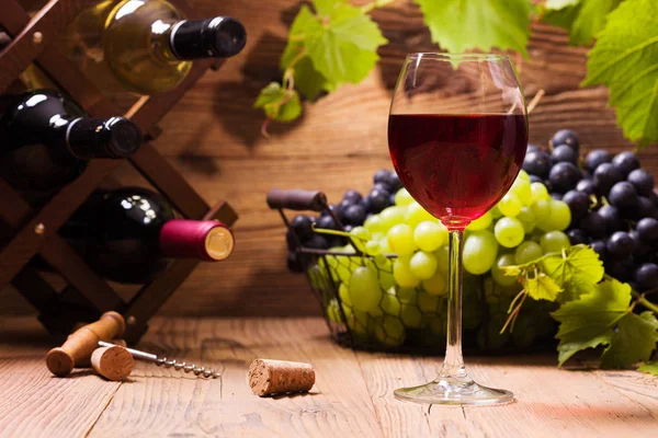 Verre Vin Rouge Servi Avec Des Raisins Sur Fond Bois — Photo