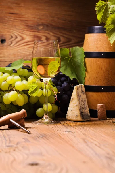 Verre Vin Blanc Servi Avec Des Raisins Fromage Sur Fond — Photo