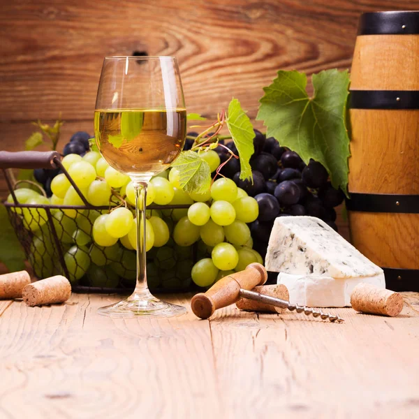 Glas Vitt Vin Serveras Med Vindruvor Och Ost Trä Bakgrund — Stockfoto